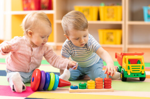 Deux jeunes enfants jouent à des jeux d'éveil