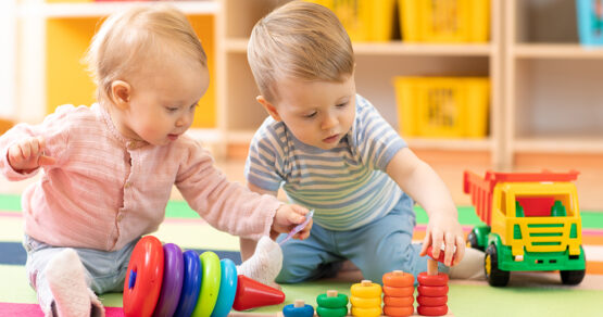 Deux jeunes enfants jouent à des jeux d'éveil