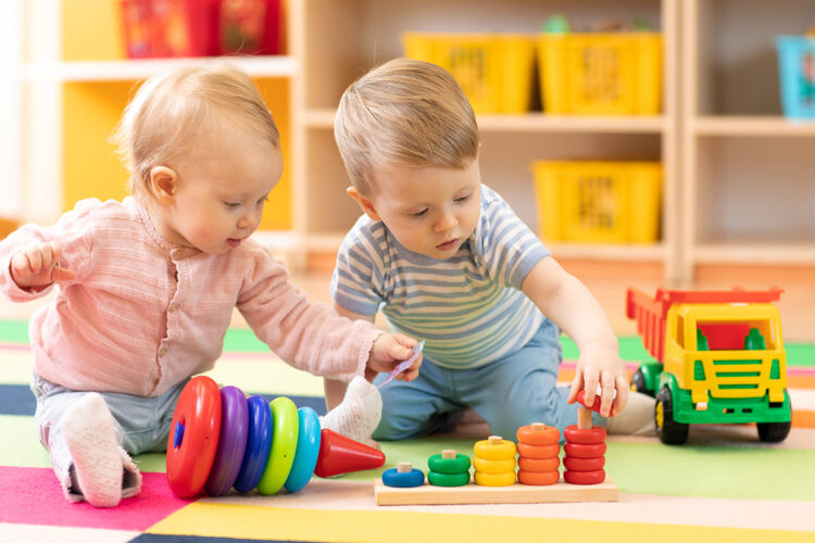 Deux jeunes enfants jouent à des jeux d'éveil